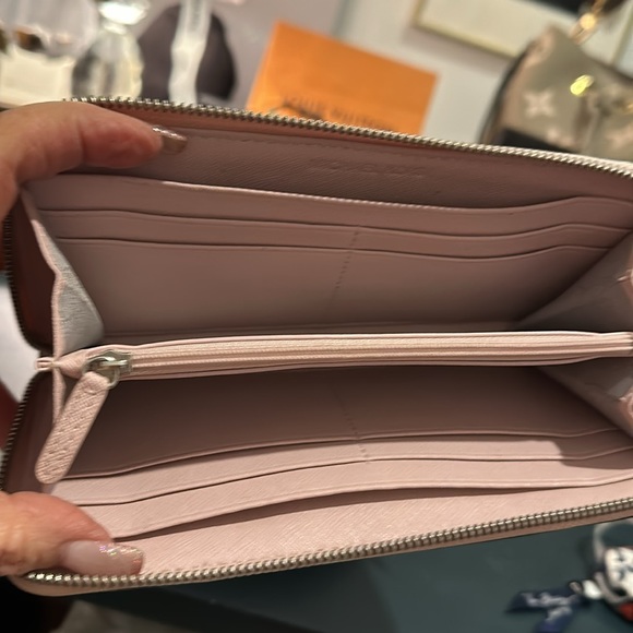 Authentic Michael Kors Women’s Wallet, EUC in Pink w/Studded Center Accent - Picture 8 of 16